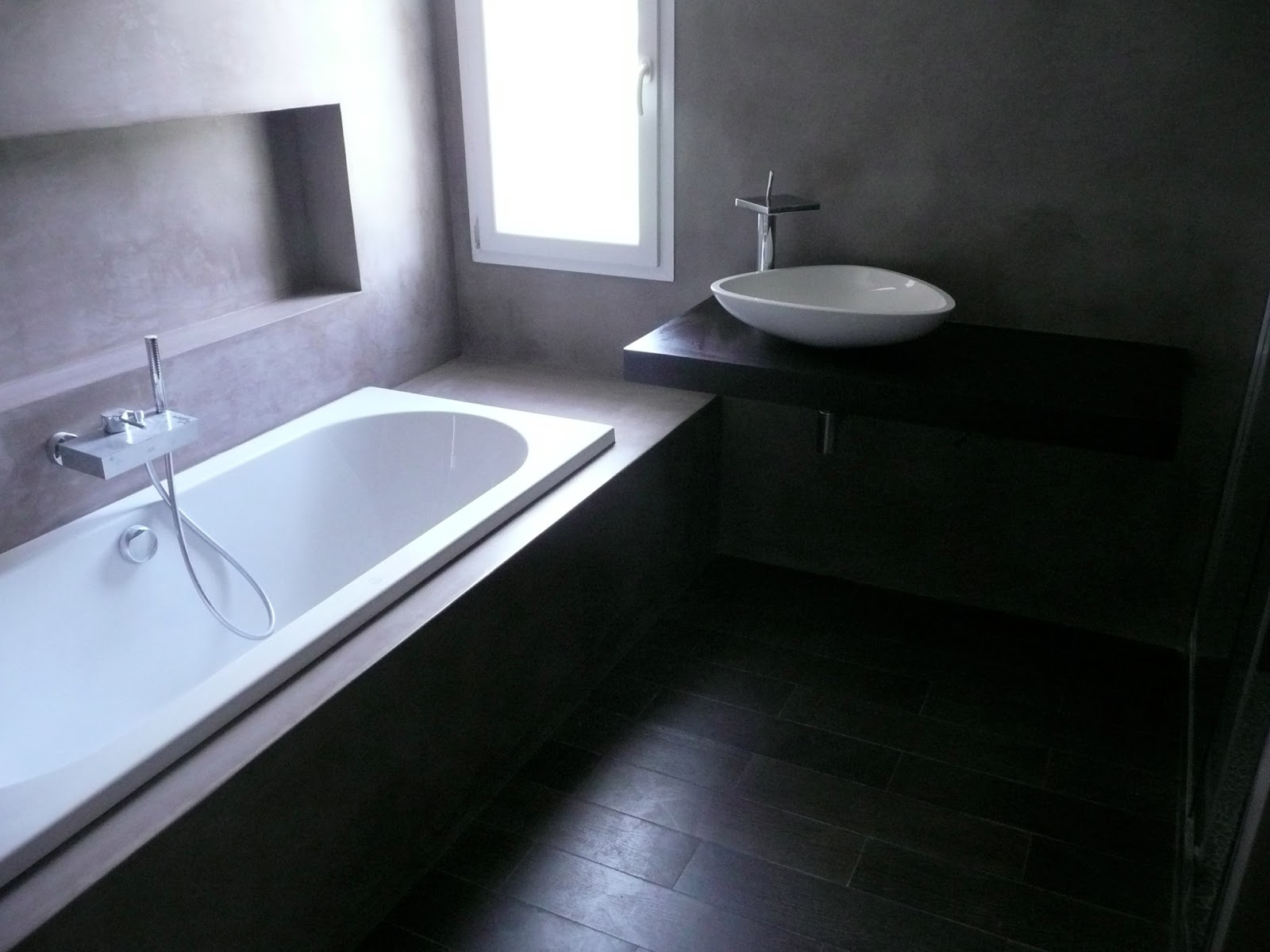 Salle de bain en béton ciré foncé, réalisation DECOBETON Evo